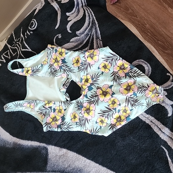 bathing suit - Picture 2 of 3